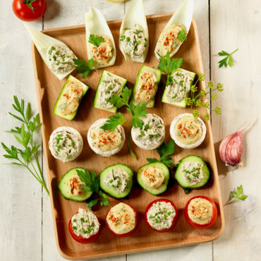 Petits légumes crus farcis aux rillettes de sardines et à la tartinade de haricots blancs